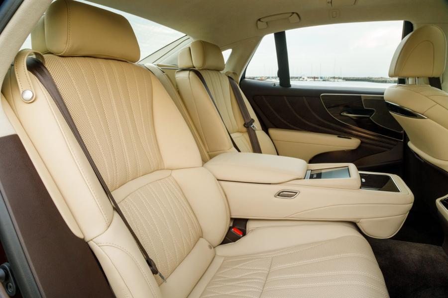 Интерьер Lexus LS500h AWD 2017 года  (NA) (фото 47 из 96)